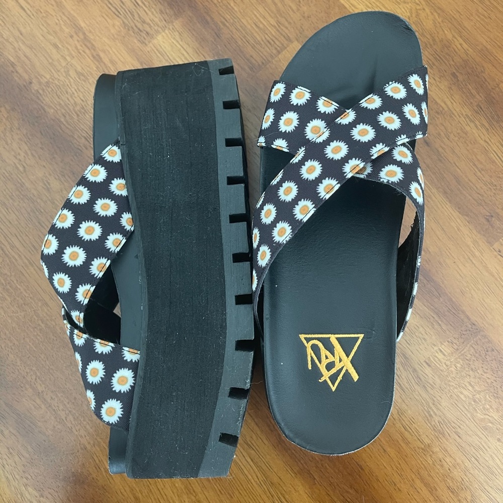 Super trendy BIG platform sandals!